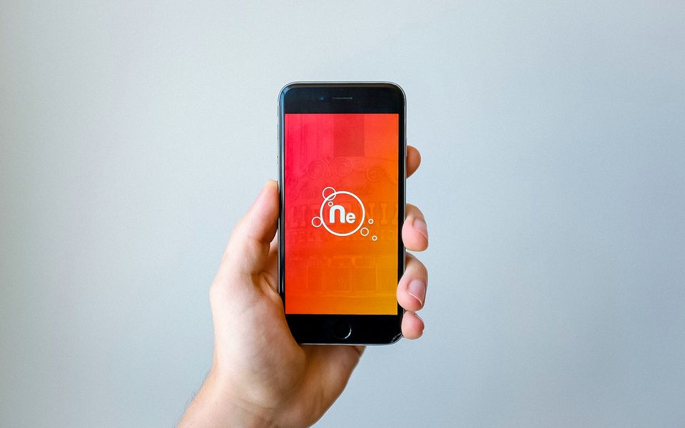 Ponsel di genggaman — membaca Warungslot dari ponsel