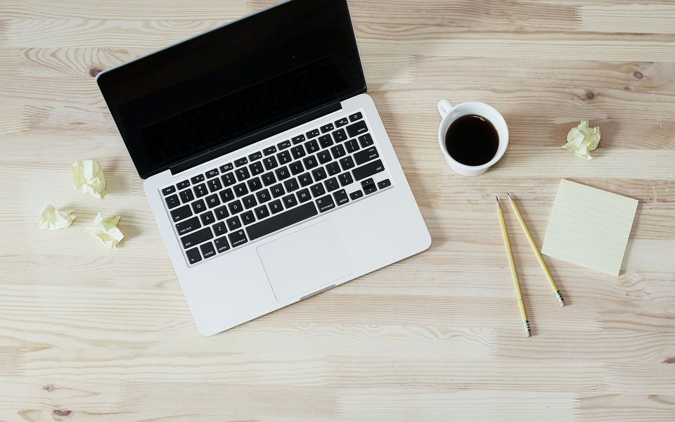 Meja belajar dengan laptop dan kopi — belajar dulu sebelum bermain